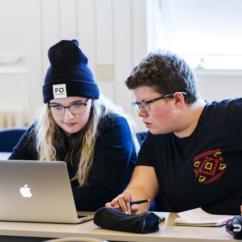 Nemendur horfa á upptöku í tölvu